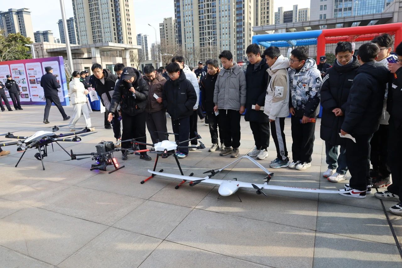 燃！新安科技無(wú)人機(jī)首次亮相警營(yíng)開(kāi)放活動(dòng)